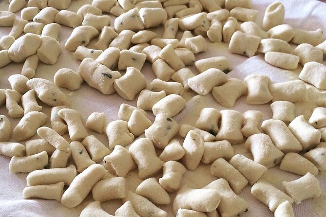 3-hour Tuscan Cooking Class with Wine & Oil Tasting - Group size, guide style, and the comfort factor