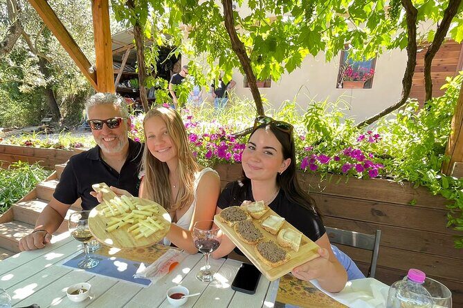 Cinta Senese tour with tasting dinner on the farm - Small cellar tasting and platters: how the food story gets assembled