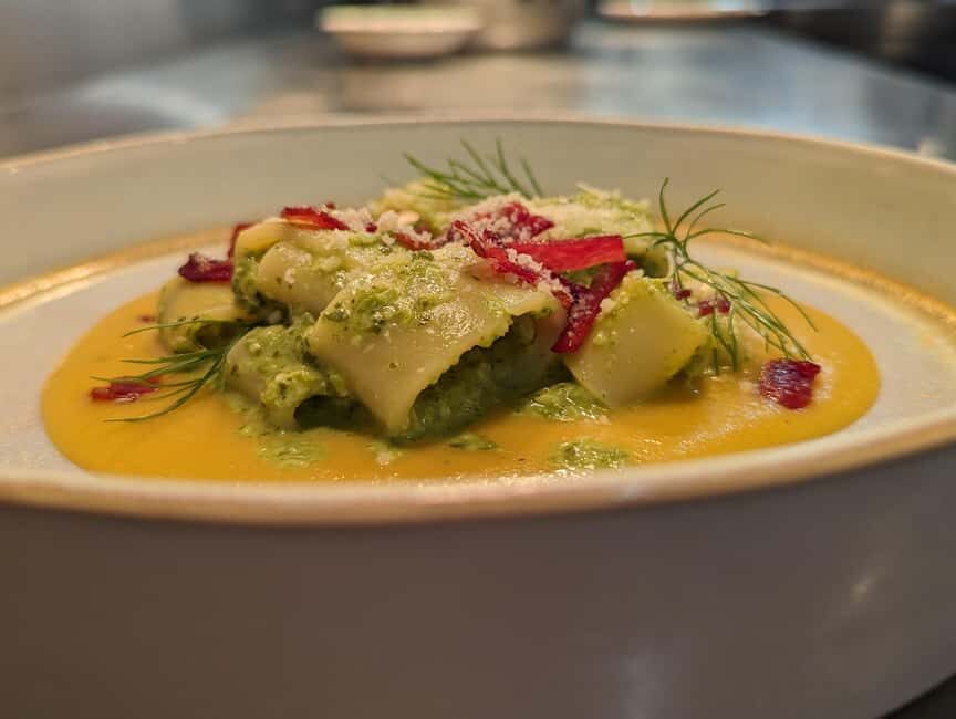 Communal dinner in an ancient Tuscan farmhouse - Dinner Service: The Fixed Multi-Course Rhythm