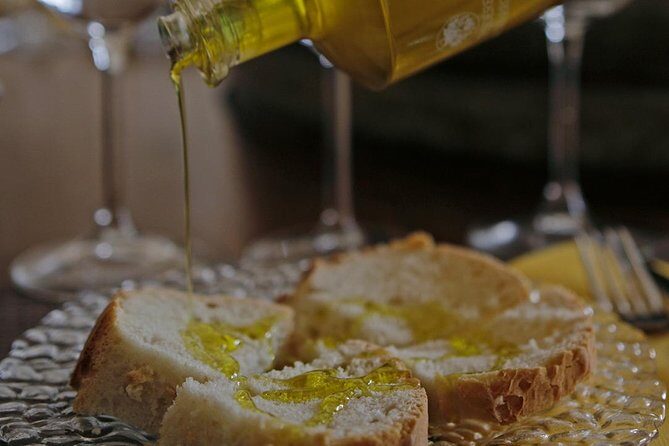 Essence of Tuscany - Private Wine & Evo oil Tasting - How the homemade snacks keep the tasting honest
