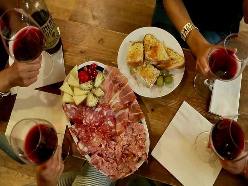 Florence Foodies Tour: Savor Tuscan Flavors & Fine Wine - Meeting up at Piazza della Repubblica (and staying oriented fast)