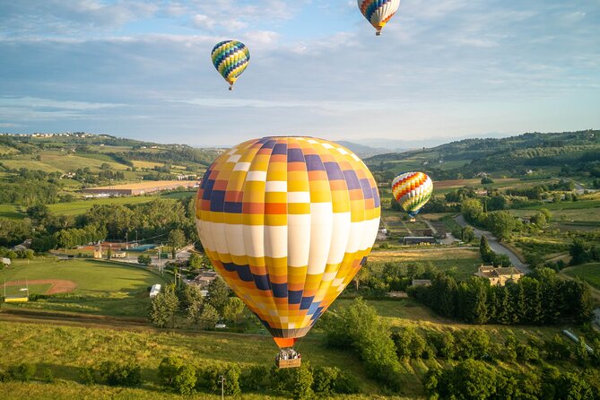 Hot Air Balloon ride in the Chianti Valley Tuscany - Landing, Champagne toast, and picnic-style breakfast