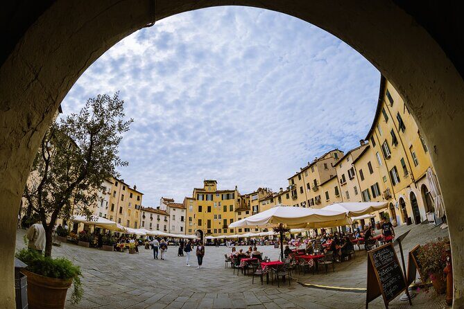 Lucca’s Ultimate Food Tour: Full Tuscan Meal by Do Eat Better - Torre Guinigi on the walk: a landmark snack-free moment