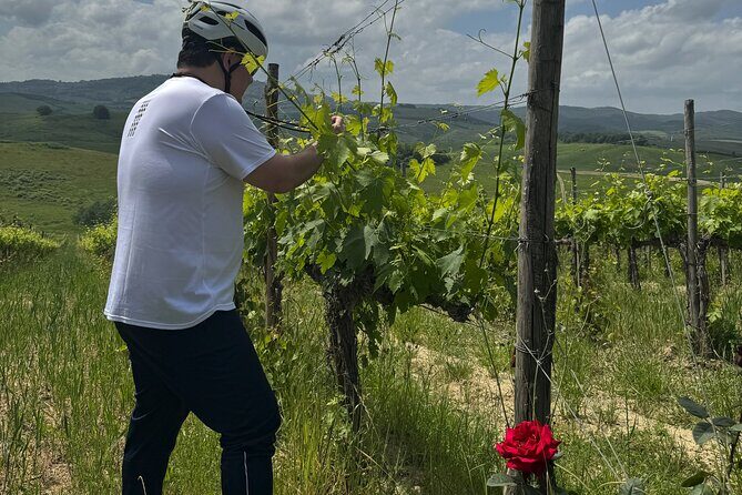 MONTALCINO Private E-Bike & Brunello Winery Experience - Guides who actually manage the day: Roberto and Alesso