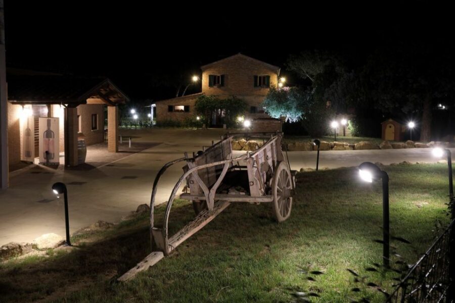 Montepulciano: Tuscan Winery Tour with Wine Tasting & Meal - Arriving at Podere Casanova: where the experience starts