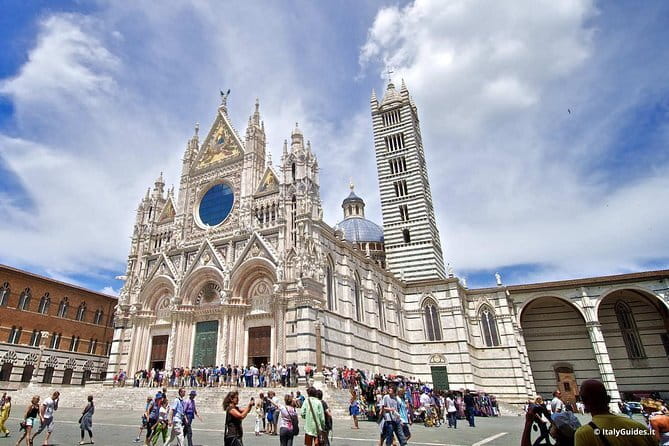 Private guided tour: Siena San Gimignano and Chianti - San Gimignano at Piazza Della Cisterna: Towers, Vernaccia, and Gelato Power