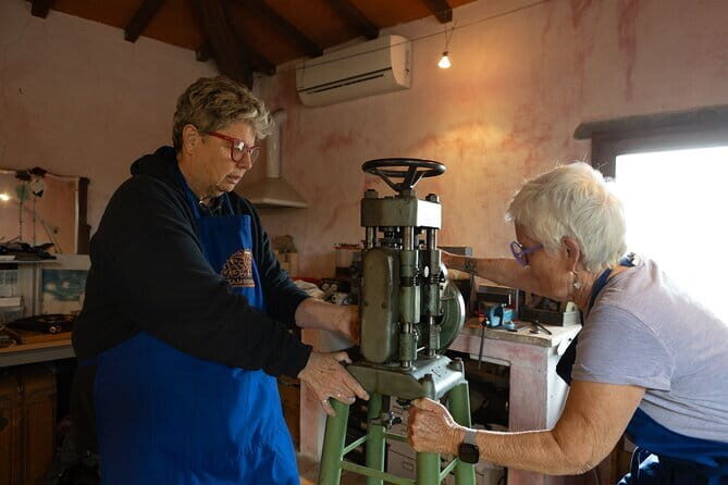 Private jewelry class in Florence, Tuscany, Italy (4 hours) - Getting There: Included Bus Pickup vs Optional Porta Romana Transport