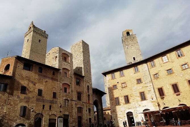 Private Siena to Florence Chianti and San Gimignano Transfer Tour - Stop 2: San Gimignano Towers, UNESCO Status, and Saffron and Shops