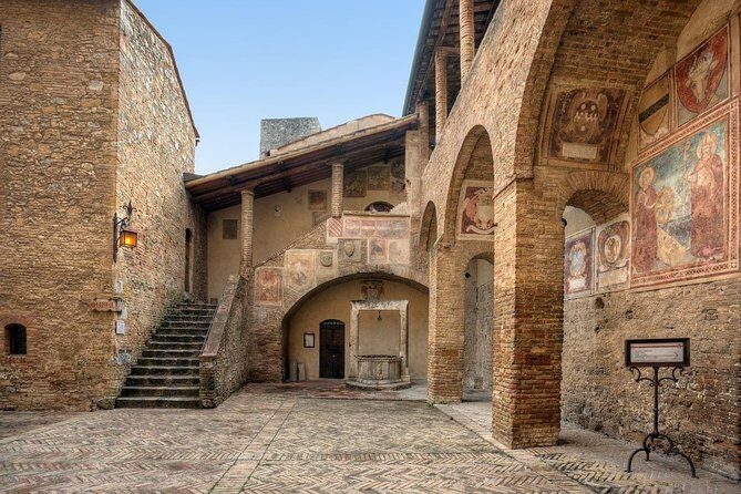 Private Tour in San Gimignano - Piazza della Cisterna: the rivalry square that explains the skyline
