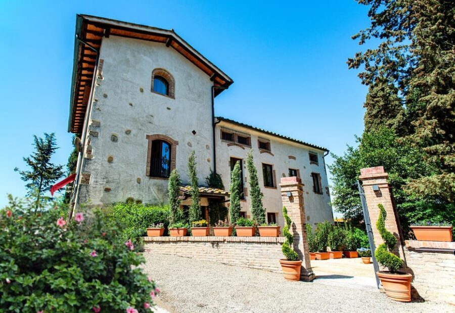 Romantic Escape in Tuscany with Overnight and Wine Tasting - Who This Romantic Tuscany Night Is Best For
