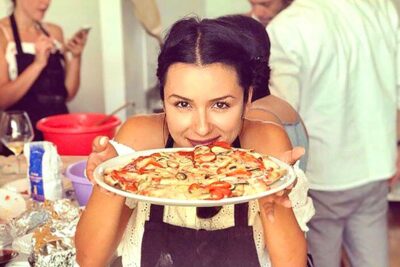 San Gimignano: 2-Hour Pizza Class & Wine Tasting - The 120-minute pizza workshop: knead, roll, top, bake
