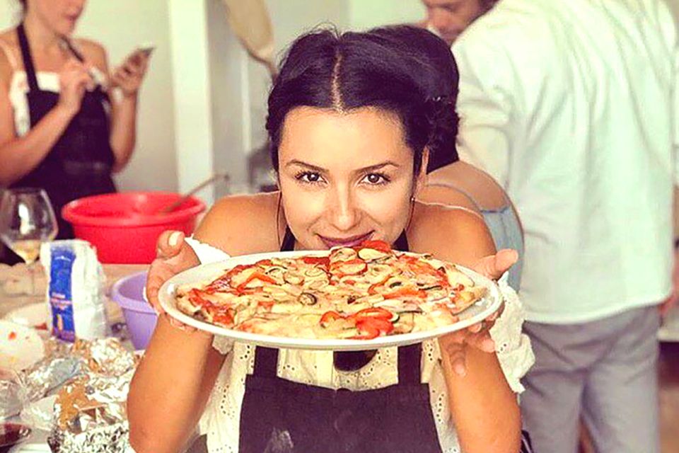 San Gimignano: 2-Hour Pizza Class & Wine Tasting - The 120-minute pizza workshop: knead, roll, top, bake