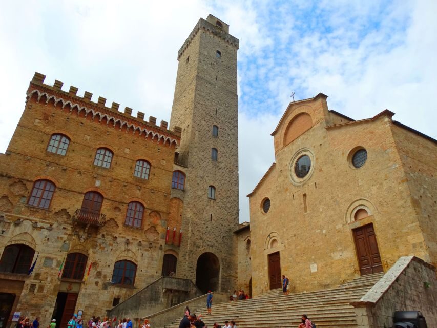 San Gimignano private guide: Manhattan of the Middle Ages - Piazza della Cisterna and Palazzo Comunale: power, plumbing, and photos