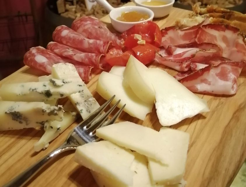 Siena: Tuscan Classics Wine Tasting Class with Aperitivo - Food pairing bites that help you understand the wine
