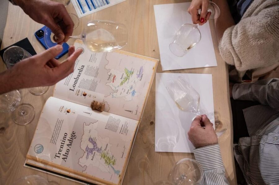 Siena: Wine tasting Experience with Tuscan Sparkling Wines - Pairing with local delicacies: small bites, useful lessons