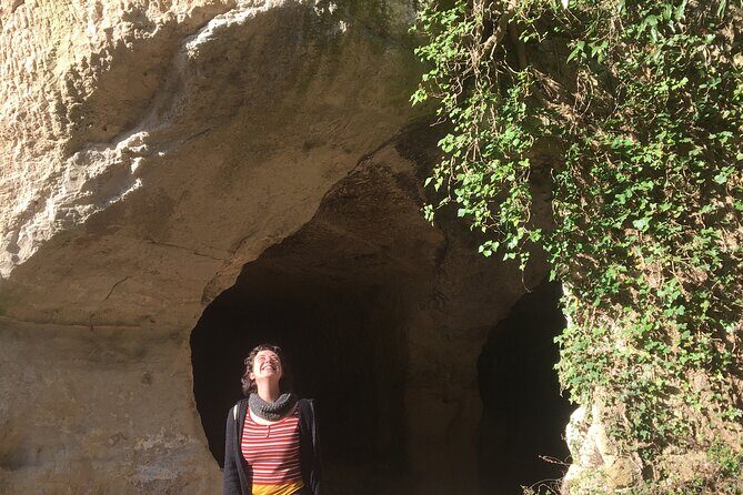 Sorano: its wonders, The Vie Cave and wine cellars - Sorano’s vie cave: walking streets carved into tufaceous rock