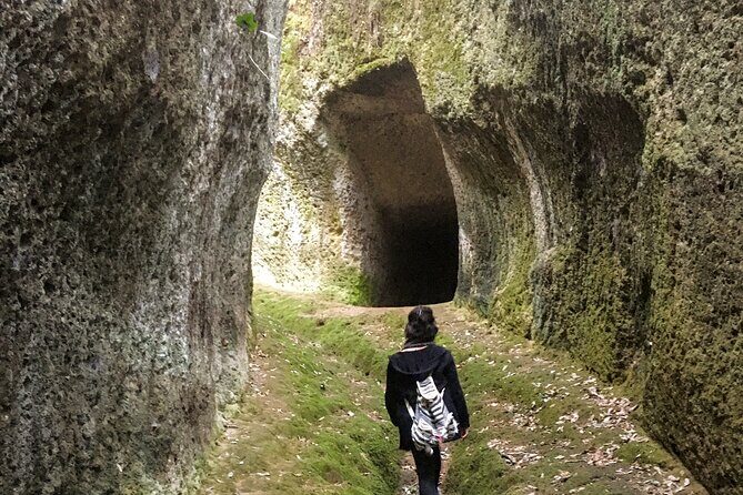 Sorano: its wonders, The Vie Cave and wine cellars - Cantina Della Luce: the cave-cellar wine stop, optional and worth planning