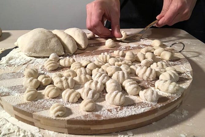 Tuscan Cooking Class in an Art Gallery in Florence - Meeting Anna: where to start and how to get to the real address